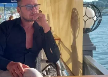 Otomobil, yol kenarındaki ahıra çarptı, sürücü öldü