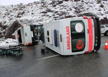Ambulans ile kamyonet çarpıştı: 7 yaralı
