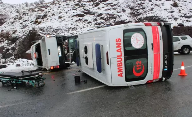 Ambulans ile kamyonet çarpıştı: 7 yaralı