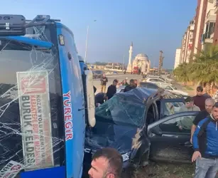 Yolcu midibüsü ile cip çarpıştı: 7 yaralı