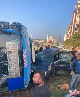 Yolcu midibüsü ile cip çarpıştı: 7 yaralı