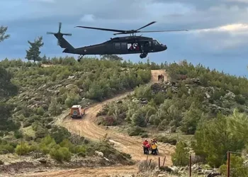 Dağda kaza yapan motosikletli, helikopterle kurtarıldı