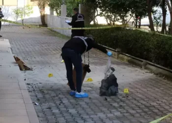 Eski eşinin üzerine benzin döküp ateşe verdi