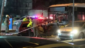 Otomobil halk otobüsüyle çarpıştı: 2 ölü