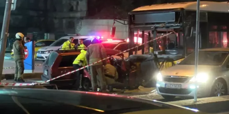 Otomobil halk otobüsüyle çarpıştı: 2 ölü