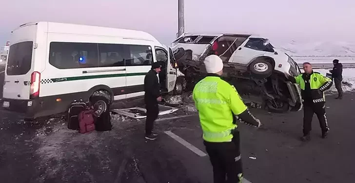 İki minibüsün karıştığı kazada 27 kişi yaralandı