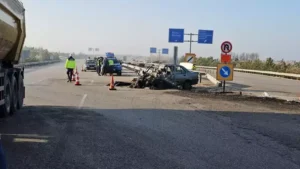 Otomobil TIR'la çarpıştı: 1 ölü, 1 yaralı