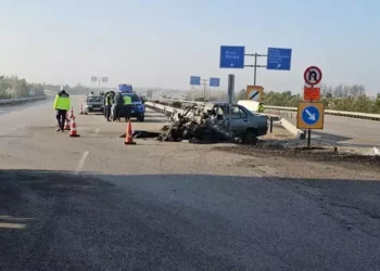 Otomobil TIR'la çarpıştı: 1 ölü, 1 yaralı