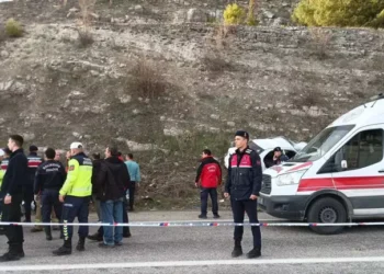 Yolcu midibüsü otomobile çarptı; 2 ölü, 21 yaralı