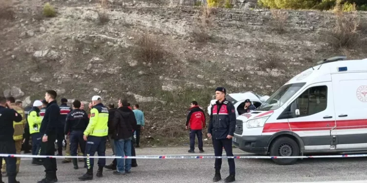 Yolcu midibüsü otomobile çarptı; 2 ölü, 21 yaralı