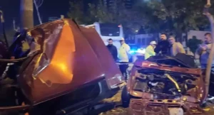 Refüjdeki direğe çarpan otomobil ikiye bölündü