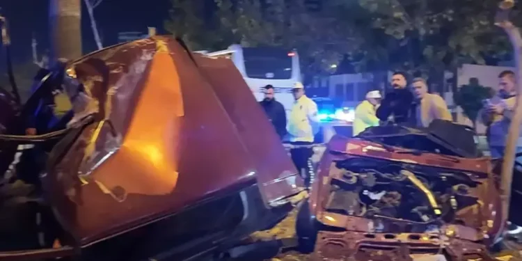 Refüjdeki direğe çarpan otomobil ikiye bölündü