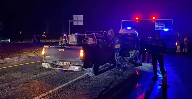 Kamyonet ile otomobil çarpıştı: 2 ölü, 2 yaralı