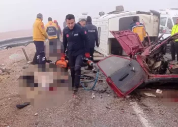 3 araç çarpıştı: 3 ölü, 18 yaralı