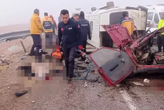 3 araç çarpıştı: 3 ölü, 18 yaralı