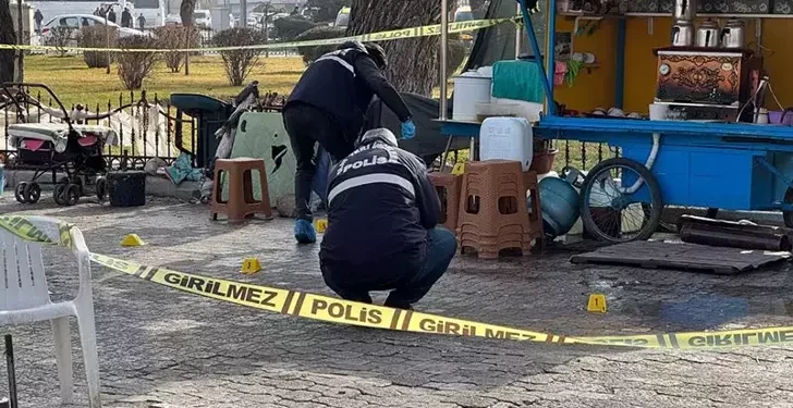 Seyyar çaycı ve müşterisi, silahlı saldırıda yaralandı