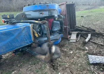 Devrilen traktörün altında kalan sürücü hayatını kaybetti