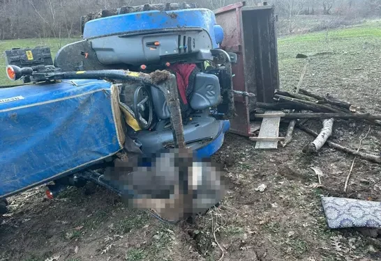 Devrilen traktörün altında kalan sürücü hayatını kaybetti