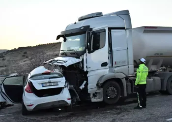 Akaryakıt tankeri ile otomobil çarpıştı: 3 ölü, 4 yaralı