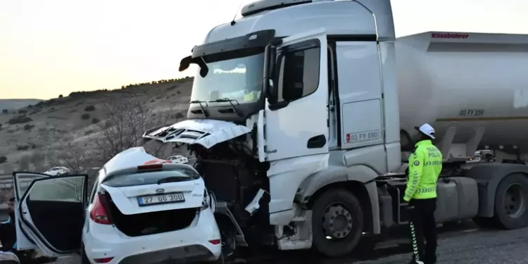 Akaryakıt tankeri ile otomobil çarpıştı: 3 ölü, 4 yaralı