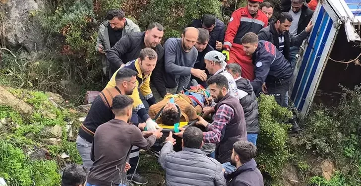 Kamyonet uçuruma yuvarlandı
