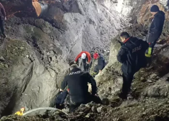 Su kuyusu açmak isteyen 2 kişi toprak altında kaldı