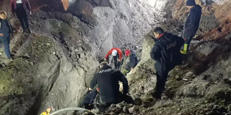 Su kuyusu açmak isteyen 2 kişi toprak altında kaldı