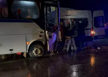 İki işçi servisi çarpıştı; 35 yaralı