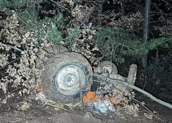 Traktör şarampole devrildi: 2 ölü, 2 yaralı