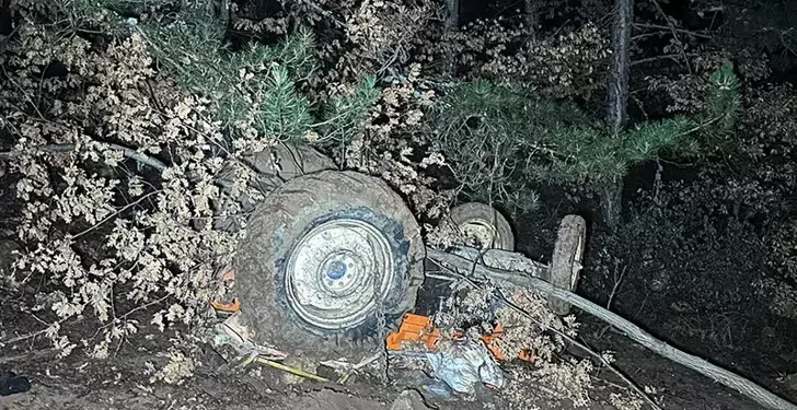 Traktör şarampole devrildi: 2 ölü, 2 yaralı