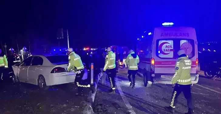 Otomobil ile işçi servisi çarpıştı: 28 yaralı