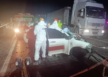 Otomobil ile hafif ticari araç çarpıştı: 2 ölü, 1 yaralı