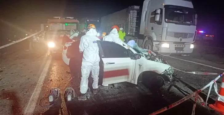 Otomobil ile hafif ticari araç çarpıştı: 2 ölü, 1 yaralı