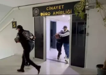 Sevgilisi ile annesini tüfekle vurdu
