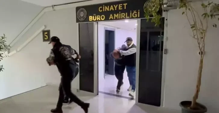 Sevgilisi ile annesini tüfekle vurdu