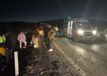 Otomobiller kafa kafaya çarpıştı: 1 ölü, 5 yaralı