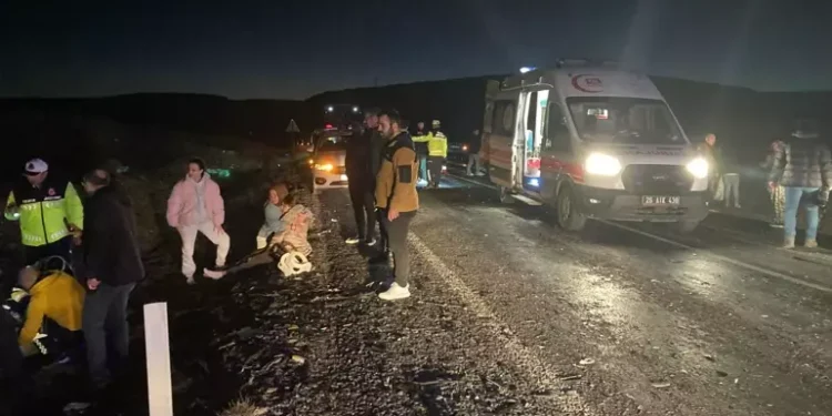 Otomobiller kafa kafaya çarpıştı: 1 ölü, 5 yaralı