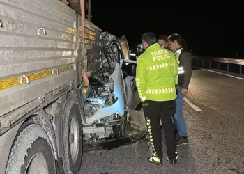Kamyonet TIR’ın dorsesinde 100 metre sürüklendi; 1 ölü, 1 yaralı