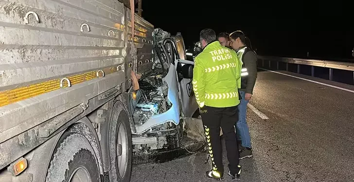 Kamyonet TIR’ın dorsesinde 100 metre sürüklendi; 1 ölü, 1 yaralı
