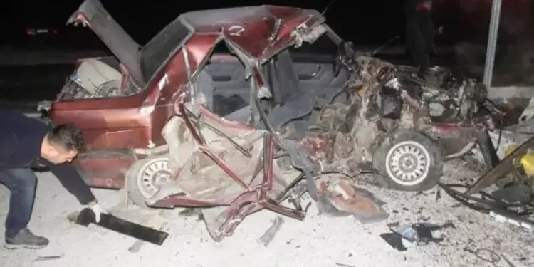 Tur minibüsüyle otomobil çarpıştı; baba-oğul öldü