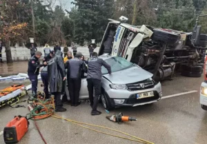 Antalya‘nın Kepez ilçesinde, gübre yüklü kamyonun üzerine devrildiği otomobilin sürücüsü