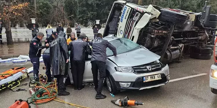 Sürücü koltuğundayken üzerine kamyon devrildi