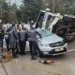Sürücü koltuğundayken üzerine kamyon devrildi