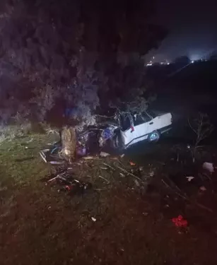 Ağaca çarpan otomobilin sürücüsü öldü