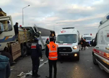 Yolcu otobüsü, park halindeki kamyona çarptı: 2 ölü, 24 yaralı