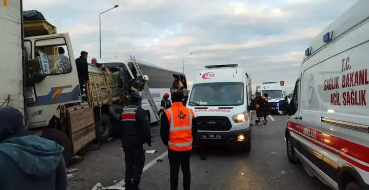 Yolcu otobüsü, park halindeki kamyona çarptı: 2 ölü, 24 yaralı