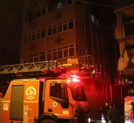 Yangında bebeğini camdan atarak kurtaran anne öldü