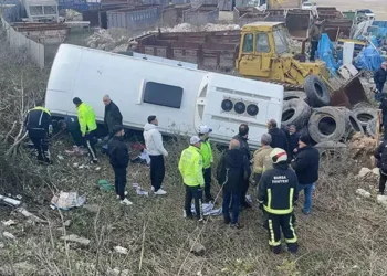 TIR’ın çarptığı otobüsü şarampole devrildi; 1’i ağır, 9 yaralı