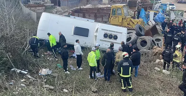 TIR’ın çarptığı otobüsü şarampole devrildi; 1’i ağır, 9 yaralı