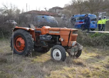 Devrilen traktörün altında kalan çiftçi öldü